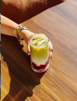 Nova Cafe Seydikemer - Katmanlı Buzlu Çilekli Matcha Latte Spesiyali